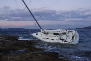 Kaprije, 11. ožujka 2012 - jedrilica „Kile“, oznake „20 TI“, duljine 10,68 metara, nasukala se na otočićima Dupinići (Foto: Drago Juričev)